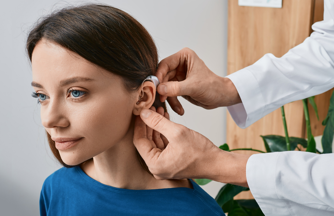 Hörgeräte-Anpassung bei junger Frau mit Hörverlust