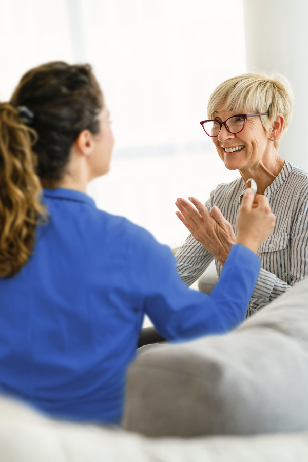 Modernes Equipment für den Hörtest zu Hause: Weiße audiometrische Kopfhörer und ein Tablet mit Testergebnissen als Teil eines mobilen Service-Angebots.