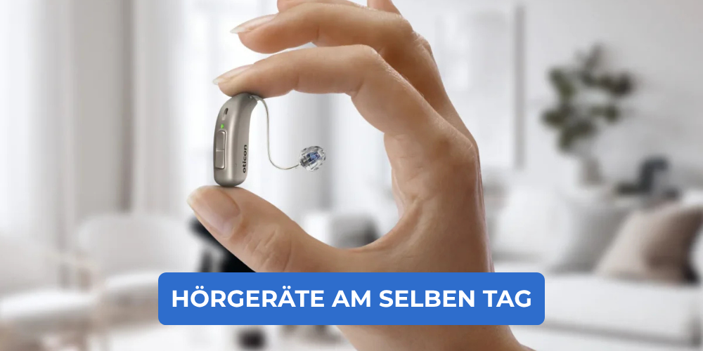 Hand hält ein kleines, modernes Hinter-dem-Ohr-Hörgerät in hellem Wohnzimmer – Hörgeräte noch am selben Tag erhalten