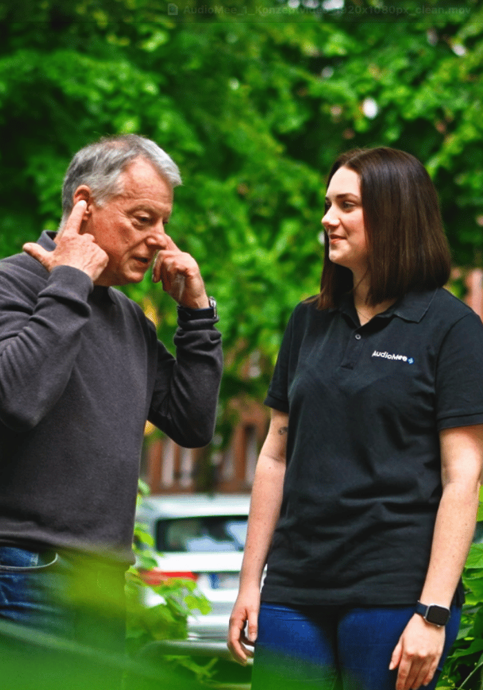 AudioMee Hörakustikerin berät einen älteren Kunden vor Ort – persönliche Beratung beim Hausbesuch zur Hörgeräte-Erstversorgung