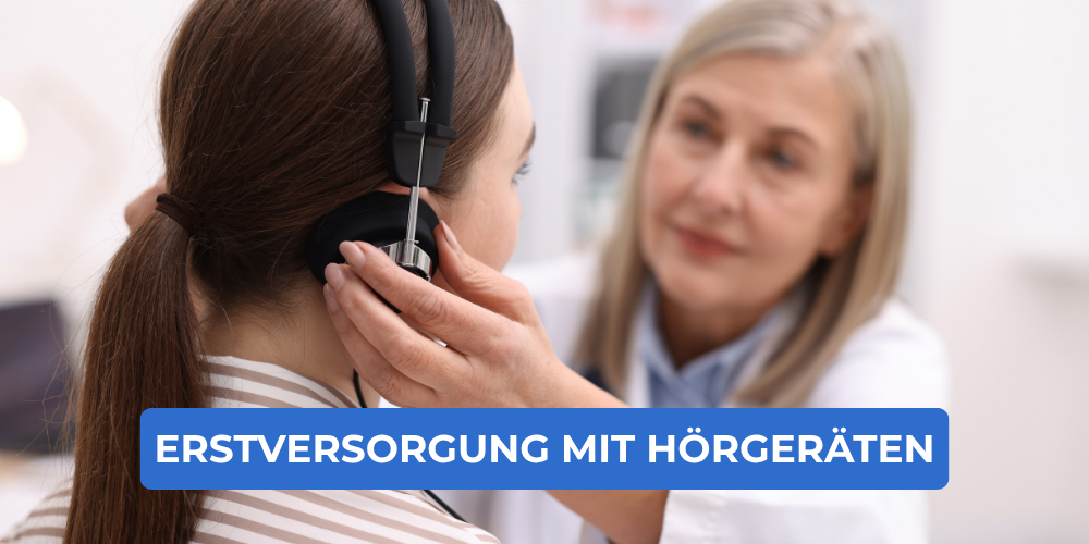 Junge Frau trägt Kopfhörer bei einem professionellen Hörtest – eine HNO-Ärztin begleitet die Erstversorgung mit Hörgeräten