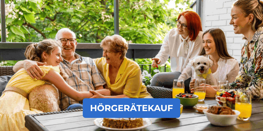 Großeltern, Eltern und Enkelin genießen gemeinsam Zeit auf der Terrasse – Hörgerätekauf und der Weg zum perfekten Hören