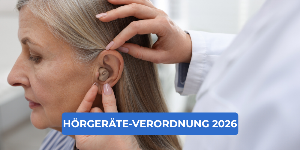 HNO-Ärztin untersucht das Ohr einer Patientin mit Hörgerät – Hörgeräte-Verordnung 2026 beim Facharzt erhalten
