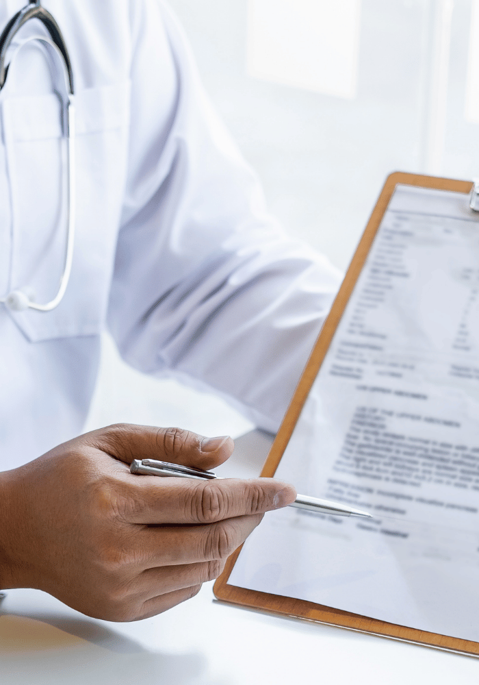 HNO-Arzt füllt die Hörgeräte-Verordnung auf dem Rezeptformular aus