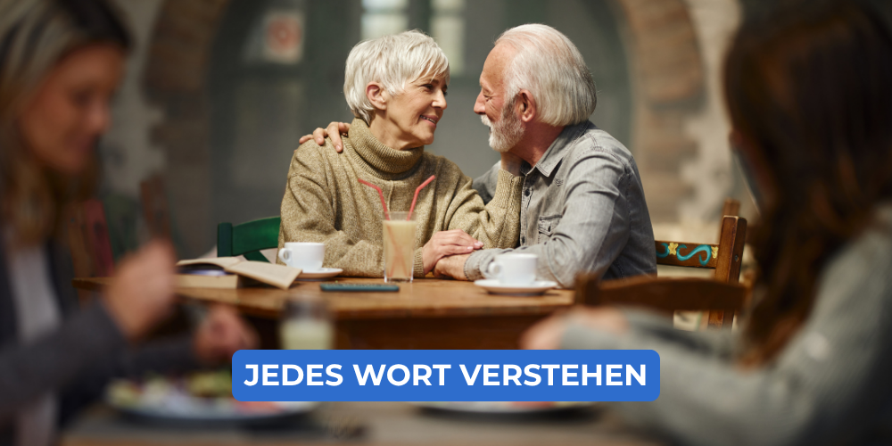 Älteres Paar im Restaurant – Sprachverstehen in lauter Umgebung mit modernem Hörgerät von AudioMee